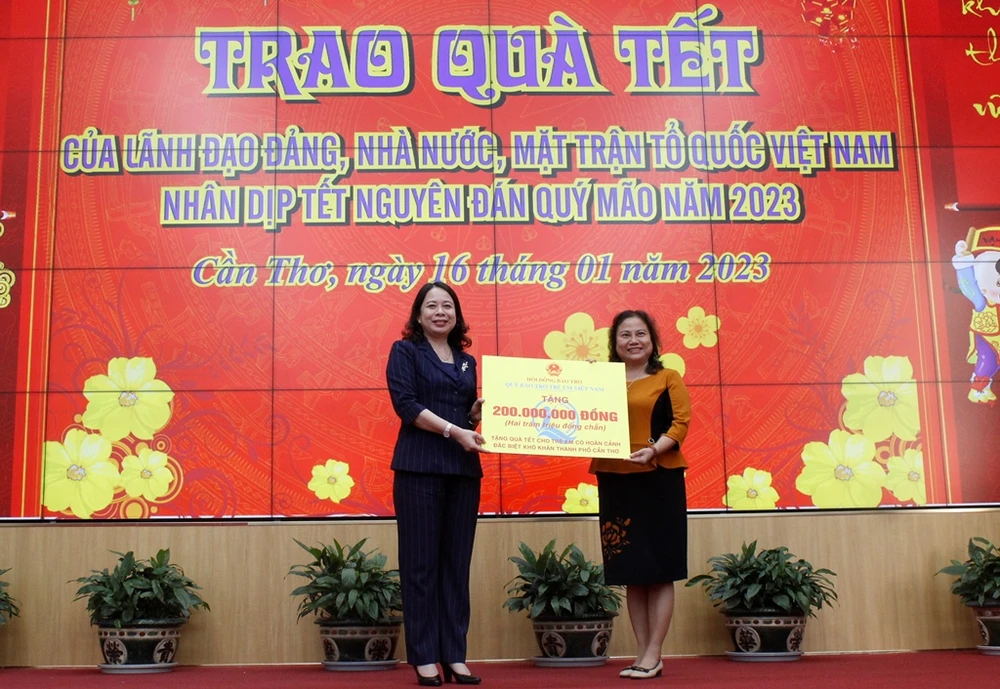 Giám đốc Sở LĐ-TB&amp;XH Cần Thơ (bìa phải) đại diện nhận quà trị giá 200 triệu đồng của Quỹ bảo trợ trẻ em Việt Nam tặng trẻ em có hoàn cảnh đặc biệt khó khăn TP Cần Thơ. Ảnh: NHẪN NAM