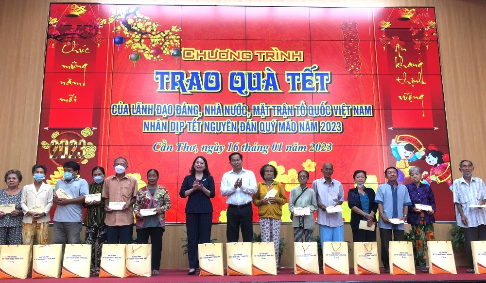 Phó Chủ tịch nước Võ Thị Ánh Xuân và Bí thư Cần Thơ Lê Quang Mạnh trao quà cho người nghèo. Ảnh: NHẪN NAM