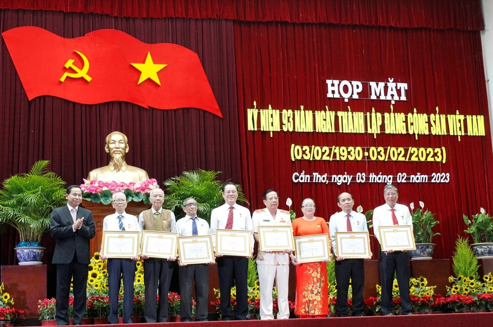 Cần Thơ trao huy hiệu Đảng dịp 3-2