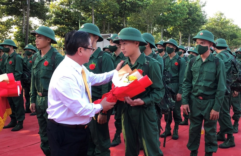 Chủ tịch UBND TP Cần Thơ Trần Việt Trường tặng hoa cho công dân nhập ngũ năm 2023. Ảnh: NHẪN NAM