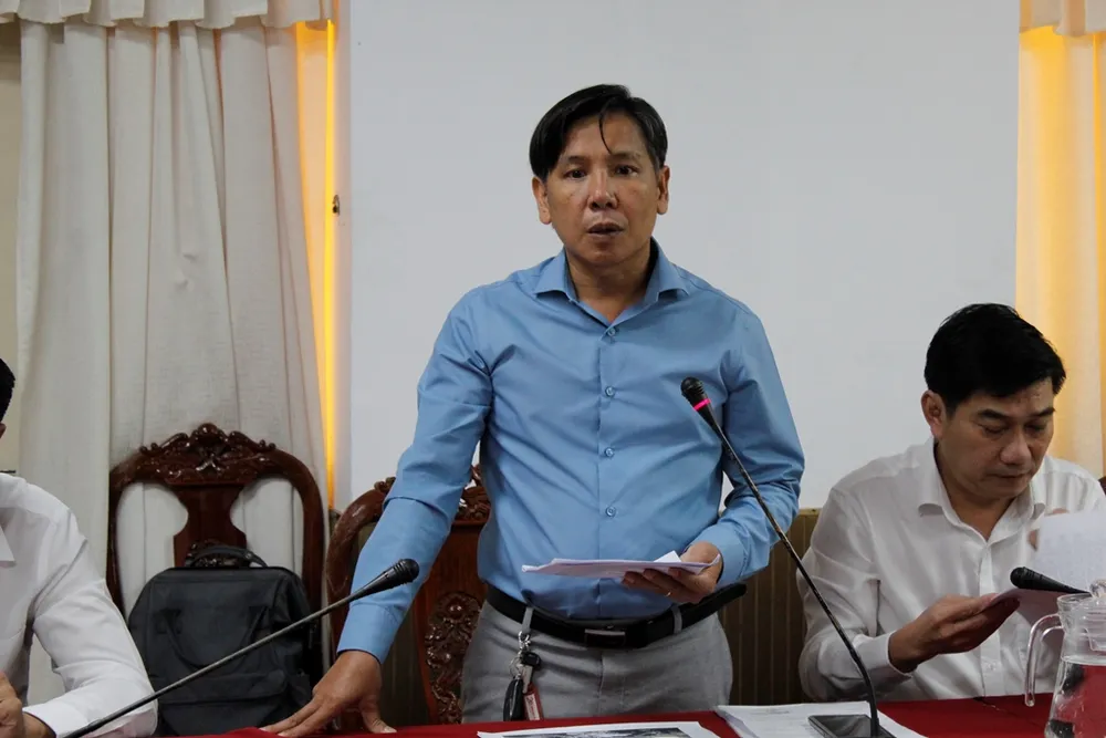 Ông Dương Thế Thành – Phó Trưởng ban Ban Quản lý các khu chế xuất và công nghiệp Cần Thơ báo cáo tại cuộc họp. Ảnh: NHẪN NAM