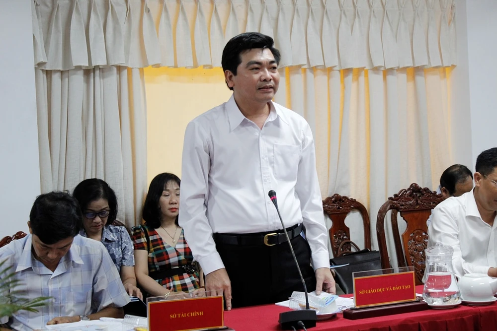 Giám đốc Sở GD&amp;ĐT TP Cần Thơ Trần Thanh Bình trình bày báo cáo của UBND TP tại cuộc họp. Ảnh: NHẪN NAM