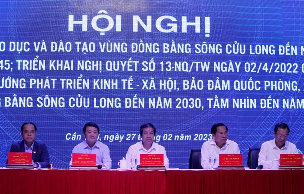 Bộ trưởng Bộ GD&ĐT Nguyễn Kim Sơn (ngồi giữa) chủ trì hội nghị phát triển GD&ĐT vùng ĐBSCL. Ảnh: NHẪN NAM Bộ trưởng Bộ GD&ĐT Nguyễn Kim Sơn (ngồi giữa) chủ trì hội nghị phát triển GD&ĐT vùng ĐBSCL. Ảnh: NHẪN NAM