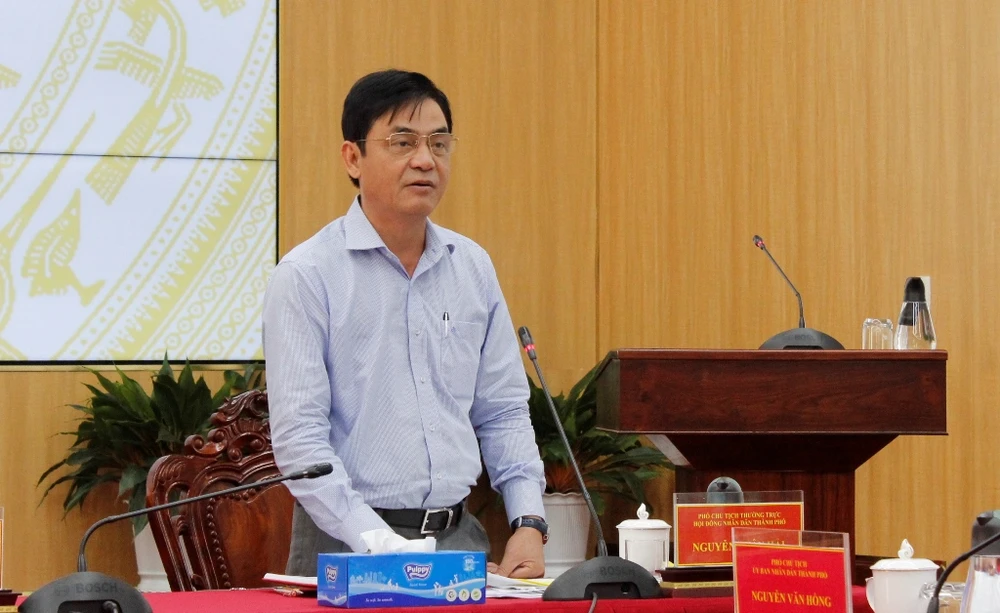Phó Chủ tịch thường trực HĐND TP Cần Thơ Nguyễn Xuân Hải phát biểu tại cuộc họp. Ảnh: NHẪN NAM
