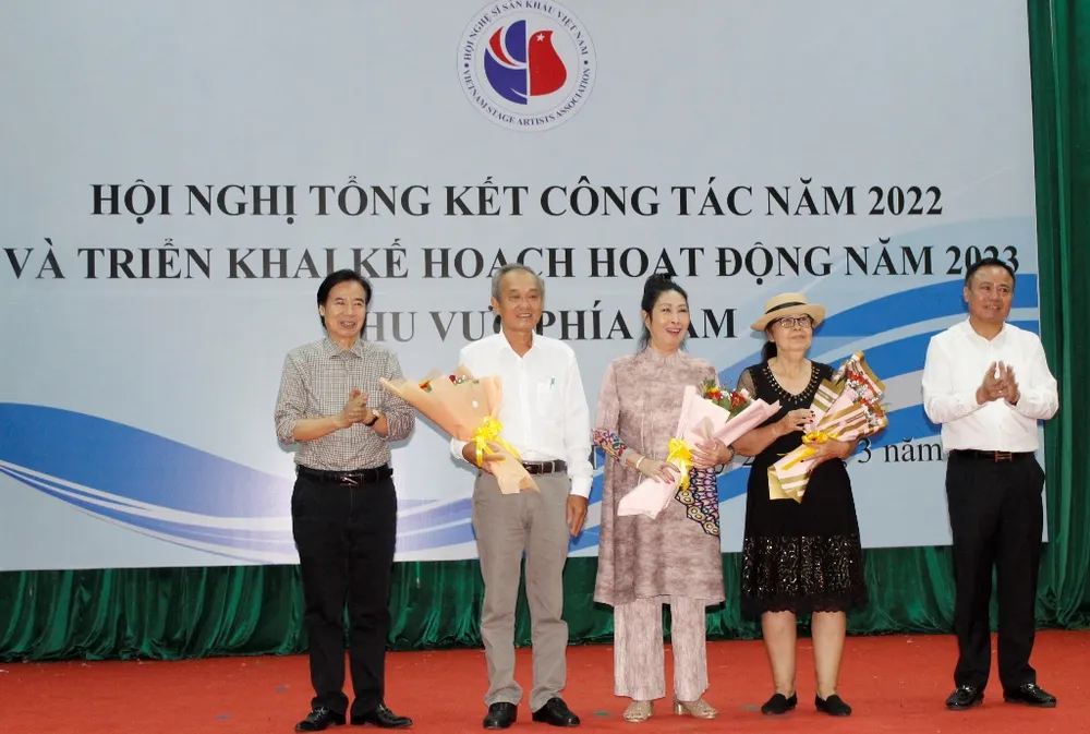 Lãnh đạo Hội tặng hoa tôn vinh các nghệ sĩ cao tuổi tại hội nghị. Ảnh: NHẪN NAM Lãnh đạo Hội tặng hoa tôn vinh các nghệ sĩ cao tuổi tại hội nghị. Ảnh: NHẪN NAM
