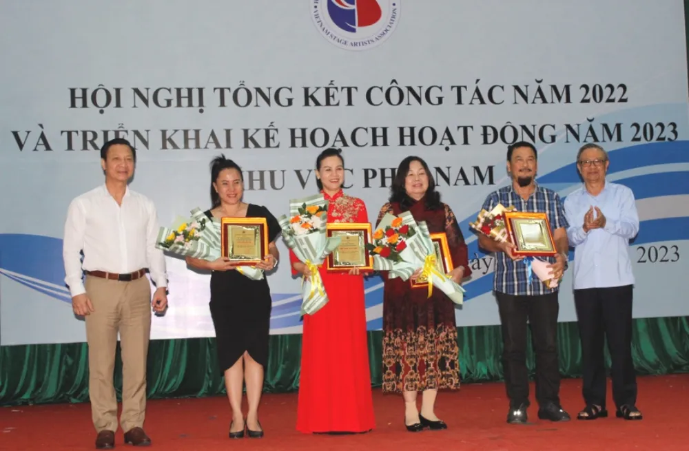 Các nghệ sĩ nhận kỷ niệm chương vì sự nghiệp sân khấu Việt Nam tại hội nghị. Ảnh: NHẪN NAM Các nghệ sĩ nhận kỷ niệm chương vì sự nghiệp sân khấu Việt Nam tại hội nghị. Ảnh: NHẪN NAM