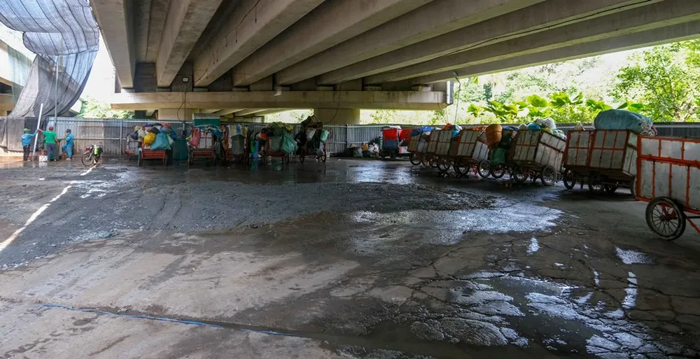 Một điểm tập kết rác ở quận Bình Thủy mới đây bị người dân phản ứng và nhiều cơ quan báo chí đã phản ánh. Ảnh: CTV Một điểm tập kết rác ở quận Bình Thủy mới đây bị người dân phản ứng và nhiều cơ quan báo chí đã phản ánh. Ảnh: CTV