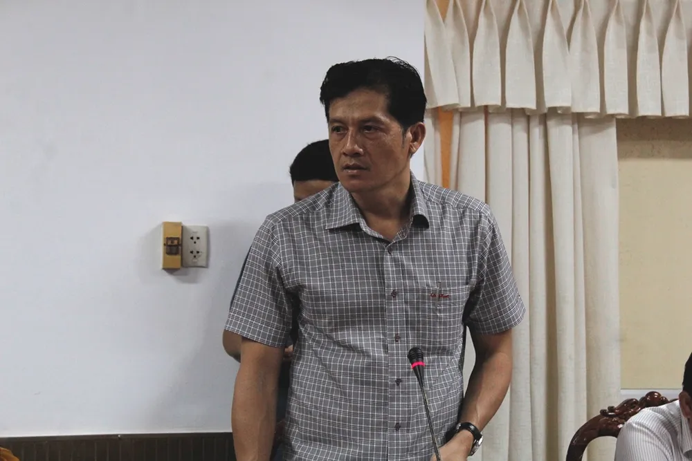 Chủ tịch UBND quận Ninh Kiều Huỳnh Trung Trứ báo cáo tại cuộc họp. Ảnh: NHẪN NAM Chủ tịch UBND quận Ninh Kiều Huỳnh Trung Trứ báo cáo tại cuộc họp. Ảnh: NHẪN NAM