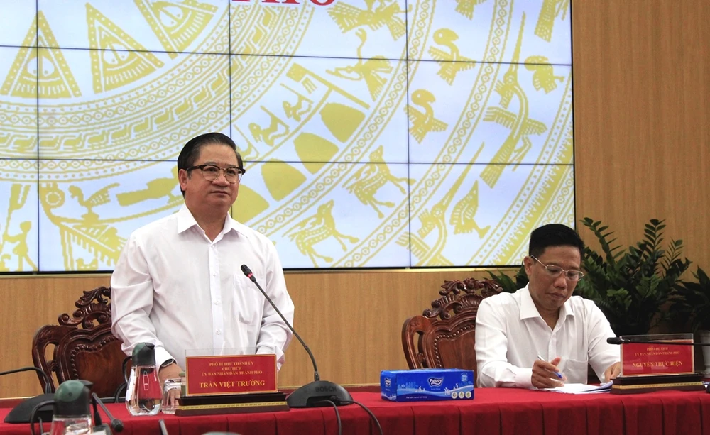 Chủ tịch UBND TP Cần Thơ Trần Việt Trường phát biểu chỉ đạo tại cuộc họp. Ảnh: NHẪN NAM