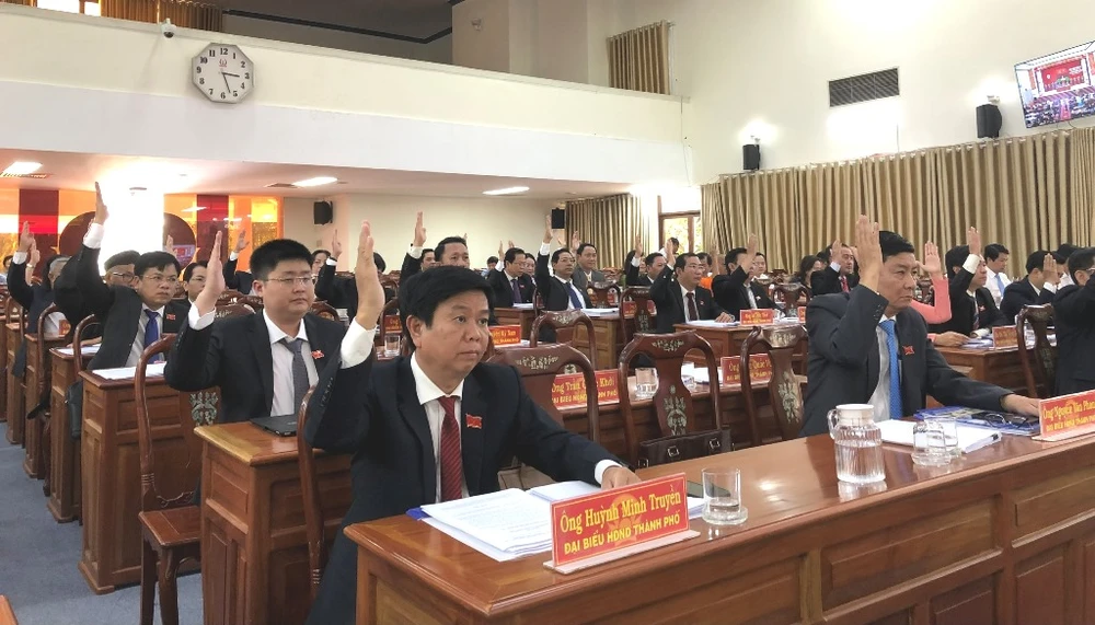 Đại biểu HĐND TP Cần Thơ biểu quyết thông qua nghị quyết tại kỳ họp thứ 10 chiều 17-3. Ảnh: NHẪN NAM