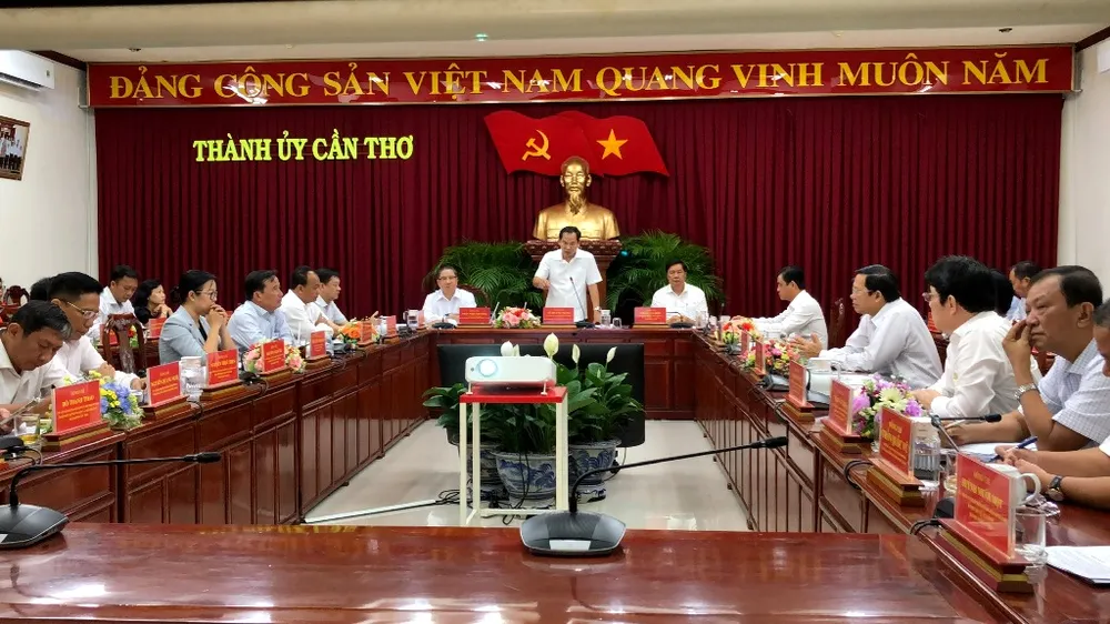 Quang cảnh cuộc họp chiều 23-3. Ảnh: NHẪN NAM