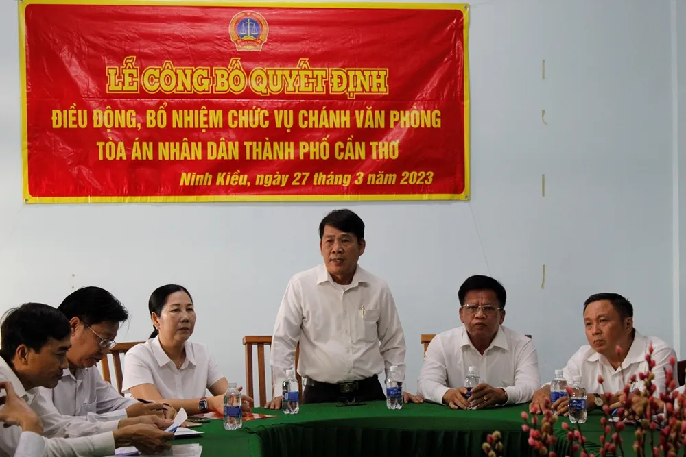 Phó Chánh án TAND TP Cần Thơ Phạm Lâm Đồng thông tin lại một số vấn đề sau khi trao quyết định cho bà Phương. Ảnh: NHẪN NAM