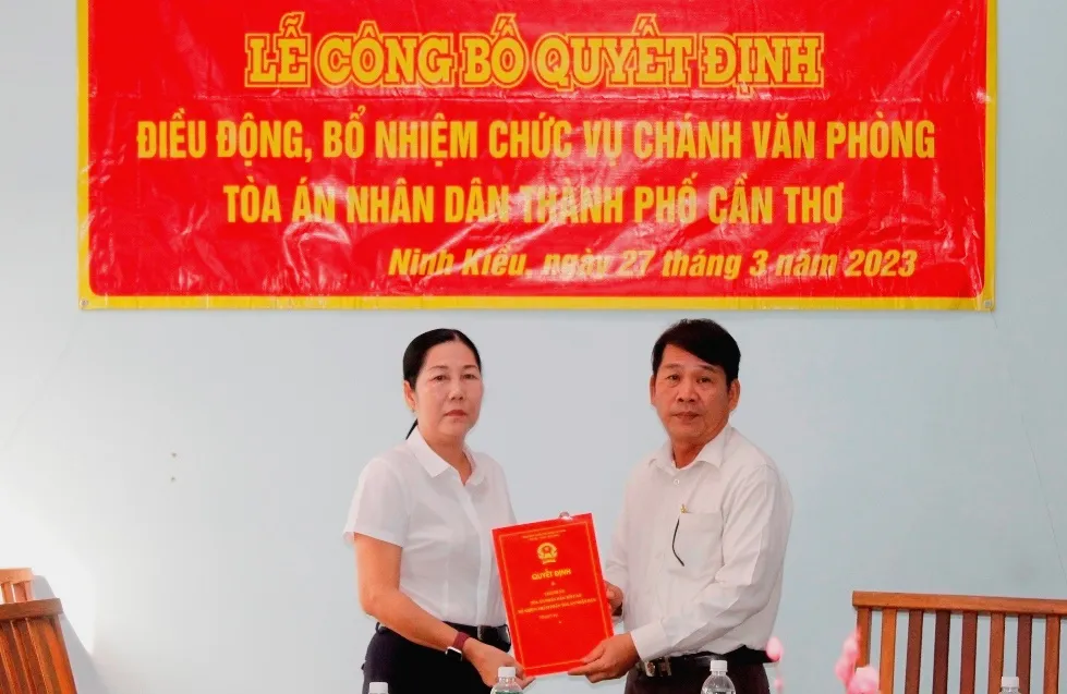 Trao quyết định điều động nguyên chánh án tòa Ninh Kiều