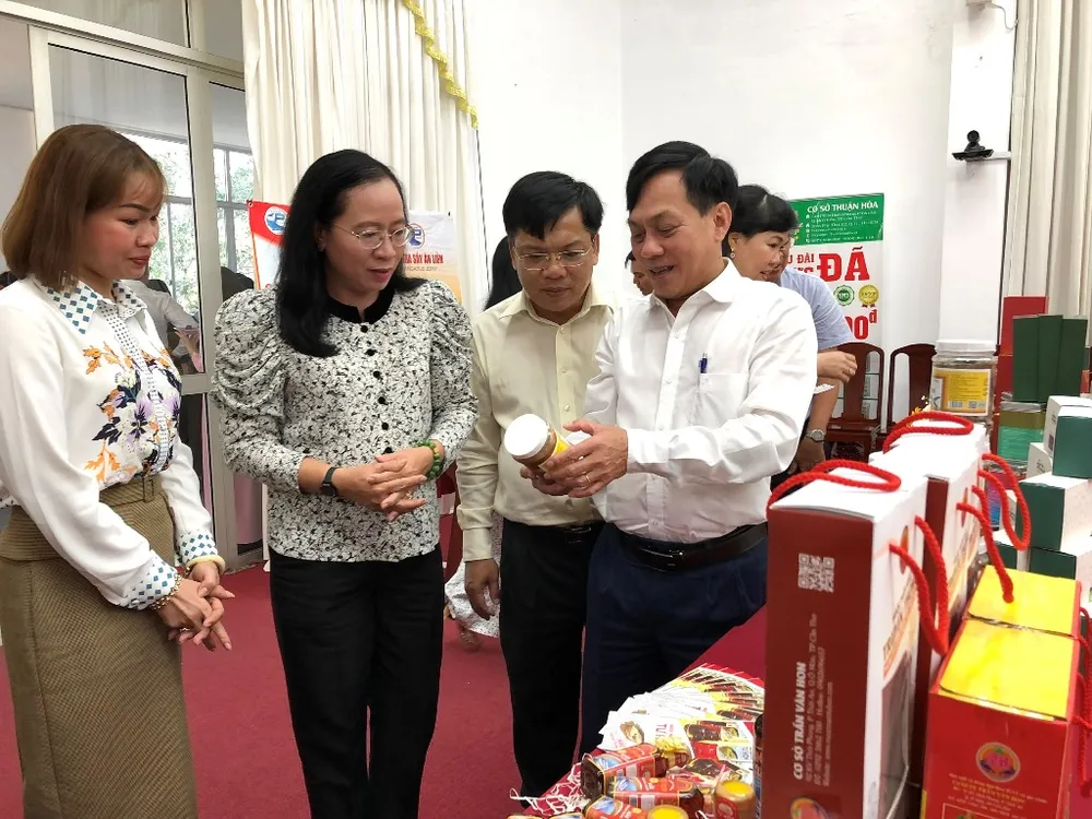 Phó Chủ tịch UBND TP Cần Thơ Nguyễn Ngọc Hè (bìa phải) cùng các đại biểu tham quan các sản phẩm OCOP được trưng bày tại hội nghị