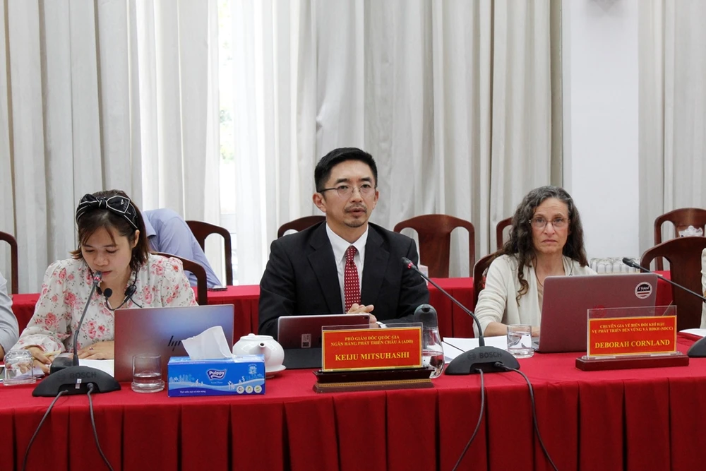 Ông Keiju Mitsuhashi - Phó Giám đốc quốc gia Ngân hàng phát triển Châu Á cùng đoàn công tác làm việc với UBND TP Cần Thơ chiều 29-3. Ảnh: NHẪN NAM