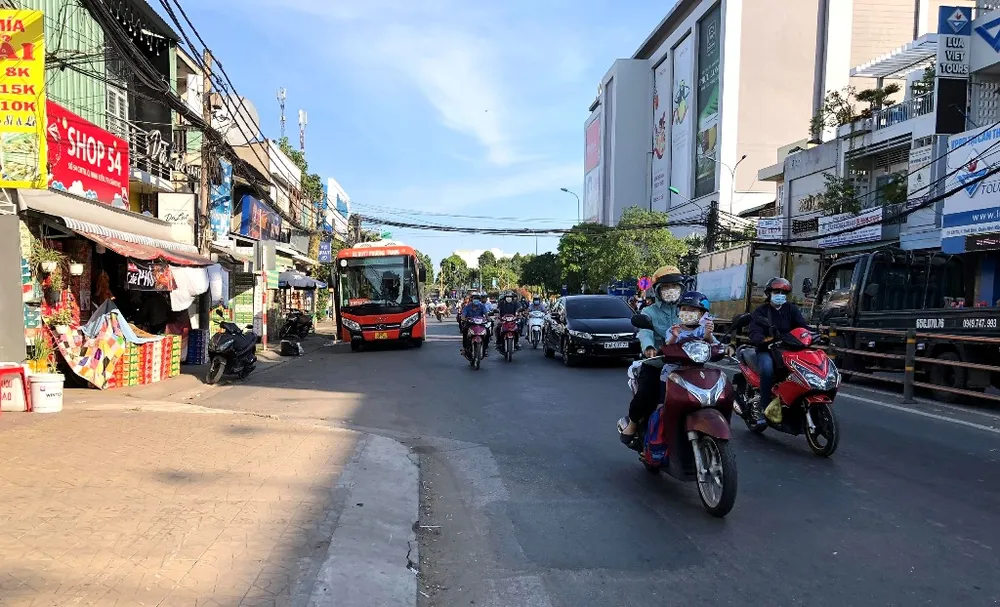 Quốc lộ 91 đoạn Km0-Km7 qua hai quận Ninh Kiều, Bình Thủy đổi tên thành đường Cách Mạng Tháng Tám và Lê Hồng Phong. Đoạn đường này nhỏ hẹp, thường ùn tắc giao thông vào giờ cao điểm. Ảnh: NHẪN NAM
