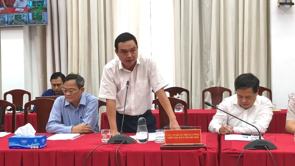 Ông Cáp Qúy Phúc, Cục trưởng Cục Thuế báo cáo tại cuộc họp. Ảnh: NHẪN NAM