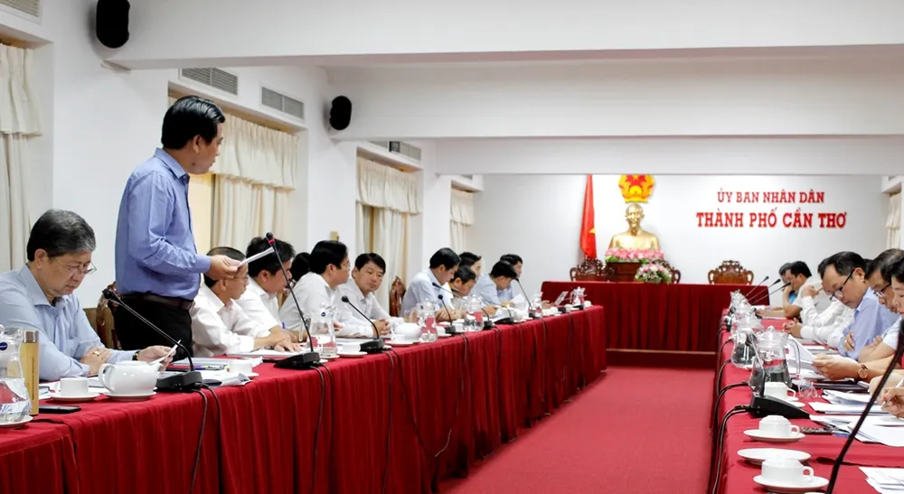 Cần Thơ họp với các sở ngành và quận huyện nghe báo cáo việc thực hiện Đề án thu phí theo Nghị quyết 45/2022. Ảnh: NHẪN NAM