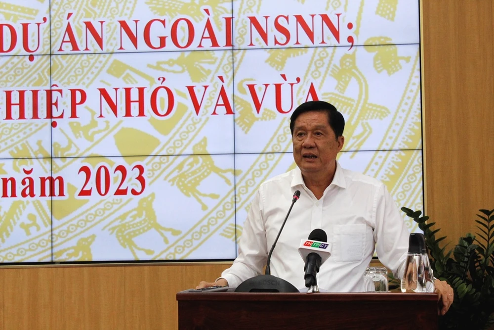 Ông Phạm Văn Hiểu - Phó Bí thư Thường trực Thành ủy, Chủ tịch HĐND TP Cần Thơ phát biểu tại cuộc họp. Ảnh: NHẪN NAM