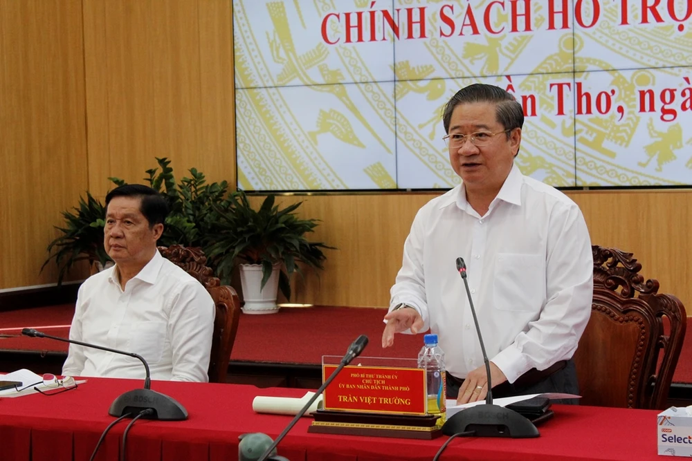 Chủ tịch UBND TP Cần Thơ Trần Việt Trường (đứng) phát biểu tại cuộc họp. Ảnh: NHẪN NAM