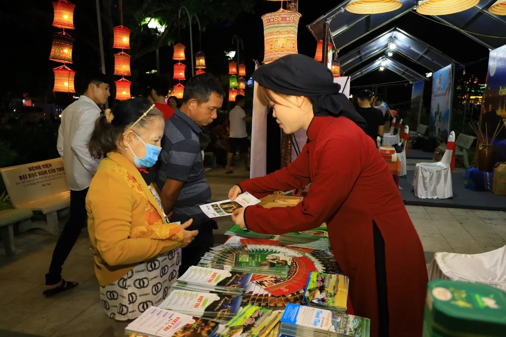 Người dân tham quan các gian hàng giới thiệu sản phẩm du lịch của các tỉnh Tây Bắc. Ảnh: CTV