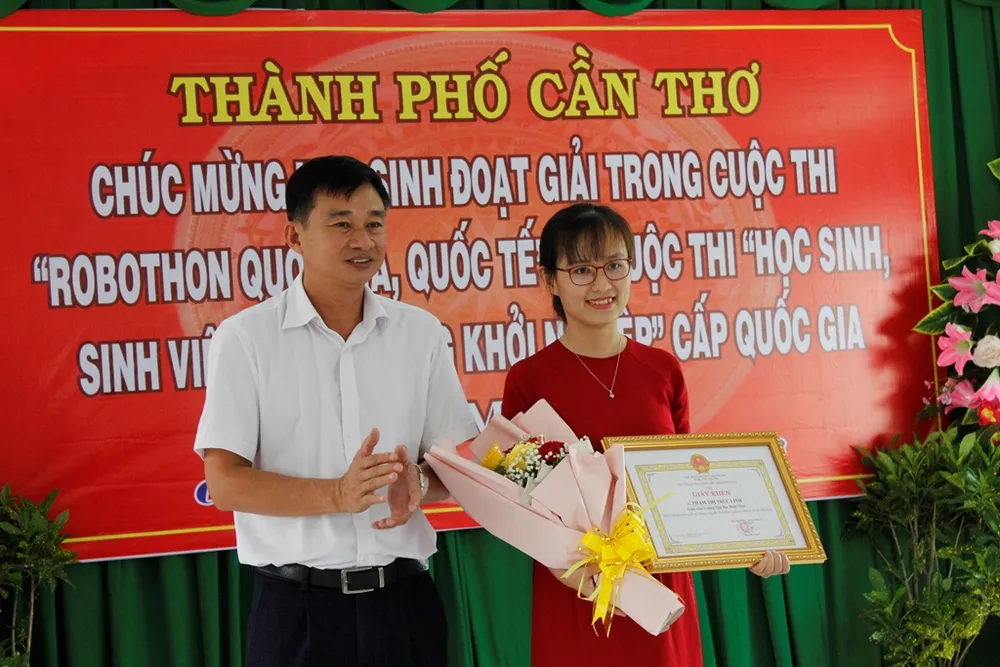Lãnh đạo UBND quận Bình Thủy tặng bằng khen cho cô giáo Phạm Thị Trúc Linh do có thành tích xuất sắc tại cuộc thi Robothon quốc tế năm 2023 tại Malaysia. Ảnh: NHẪN NAM Lãnh đạo UBND quận Bình Thủy tặng bằng khen cho cô giáo Phạm Thị Trúc Linh do có thành tích xuất sắc tại cuộc thi Robothon quốc tế năm 2023 tại Malaysia. Ảnh: NHẪN NAM