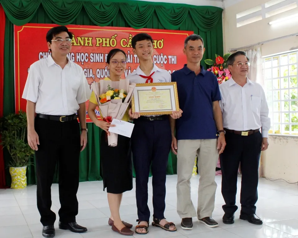 Chủ tịch UBND TP Cần Thơ, Giám đốc Sở GD&ĐT chụp hình lưu niệm cùng gia đình em Khưu Quốc Bảo tại buổi lễ. Ảnh: NHẪN NAM Chủ tịch UBND TP Cần Thơ, Giám đốc Sở GD&ĐT chụp hình lưu niệm cùng gia đình em Khưu Quốc Bảo tại buổi lễ. Ảnh: NHẪN NAM