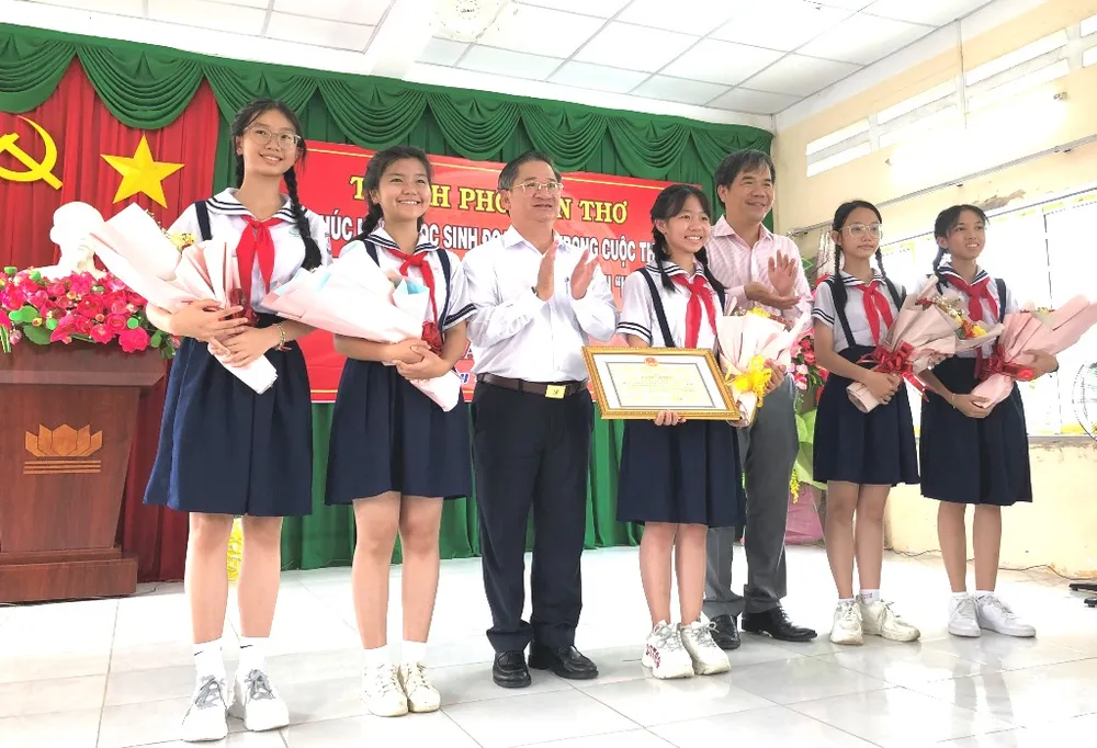 Chủ tịch UBND TP Cần Thơ, Phó Giám đốc Sở GD&ĐT tặng bằng khen, hoa chúc mừng nhóm học sinh Trường THCS Thới Long. Ảnh: NHẪN NAM Chủ tịch UBND TP Cần Thơ, Phó Giám đốc Sở GD&ĐT tặng bằng khen, hoa chúc mừng nhóm học sinh Trường THCS Thới Long. Ảnh: NHẪN NAM