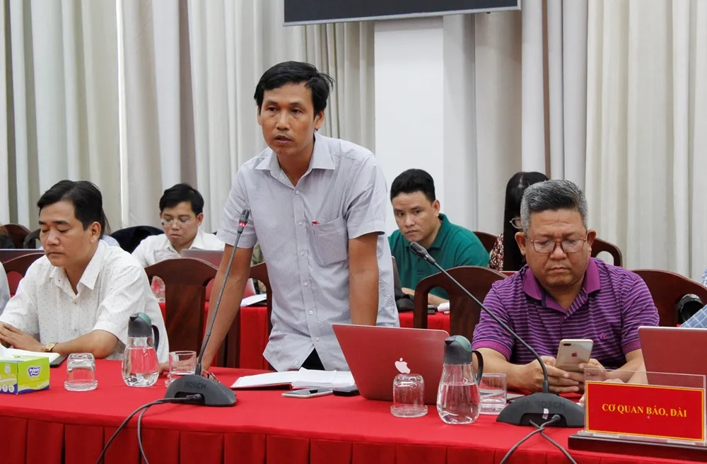 Đại diện Báo Pháp Luật TP.HCM nêu câu hỏi tại buổi họp cơ quan báo, đài định kỳ quý I-2023 do UBND TP Cần Thơ tổ chức. Ảnh: NHẪN NAM