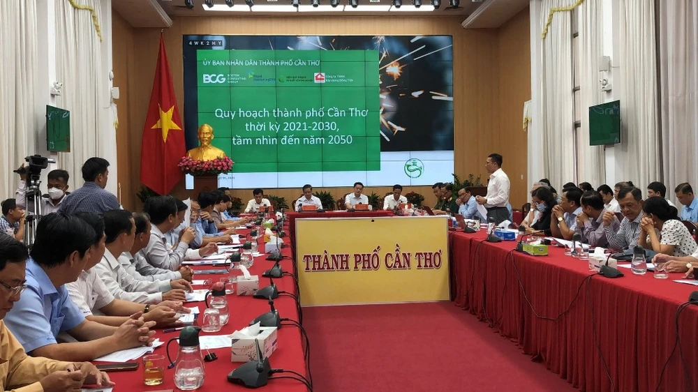 UBND TP Cần Thơ họp với các sở, ngành và quận, huyện chiều 17-5 để hoàn chỉnh hồ sơ Quy hoạch TP Cần Thơ thời kỳ 2021-2030, tầm nhìn đến năm 2050. Ảnh: NHẪN NAM