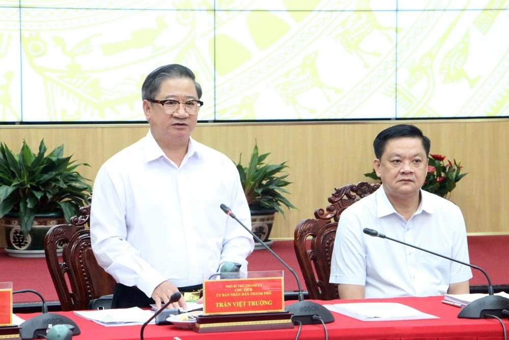 Chủ tịch UBND TP Cần Thơ Trần Việt Trường phát biểu tại cuộc họp. Ảnh: CTV