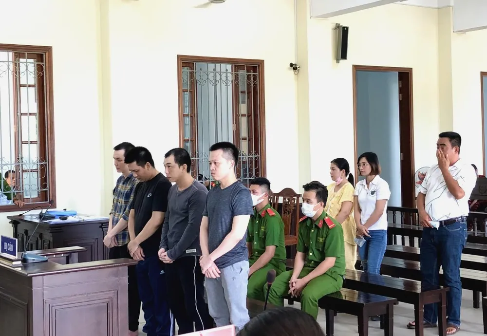 Một số bị cáo có mặt tại tòa phúc thẩm chiều 18-5. Ảnh: NHẪN NAM