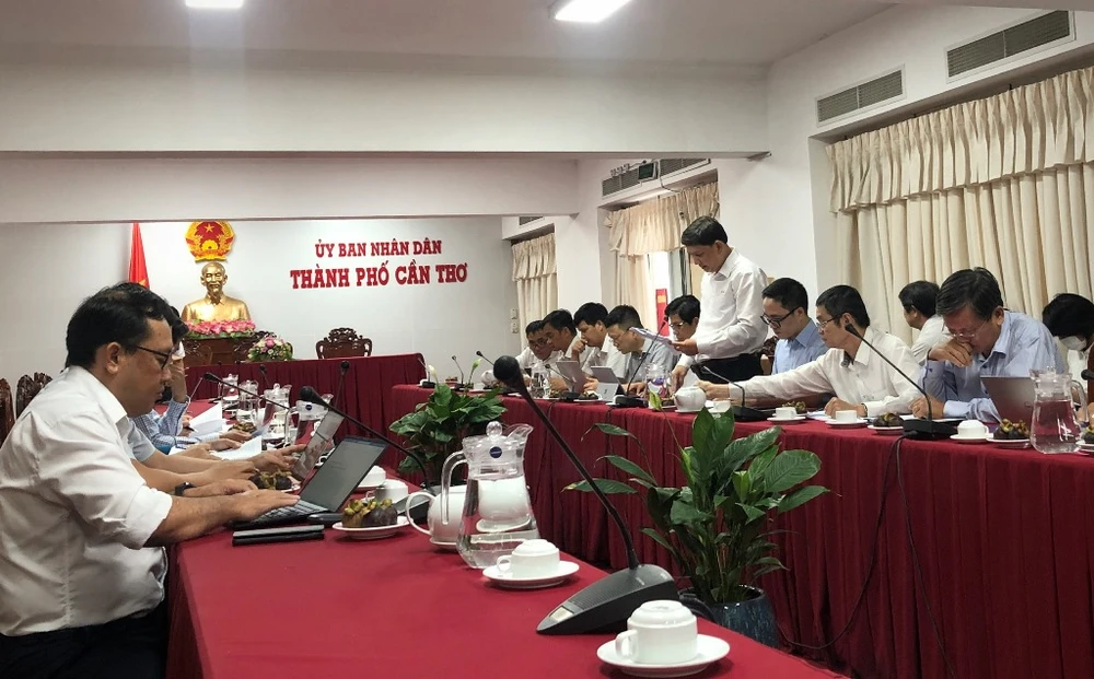 Đoàn công tác của EVN làm việc với UBND TP Cần Thơ chiều 23-5. Ảnh: NHẪN NAM