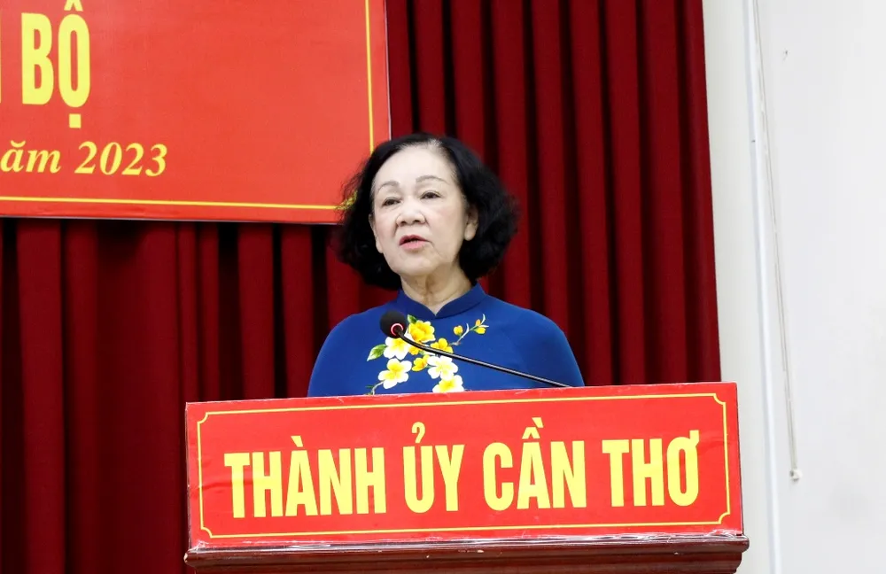 Bà Trương Thị Mai phát biểu tại hội nghị. Ảnh: NHẪN NAM