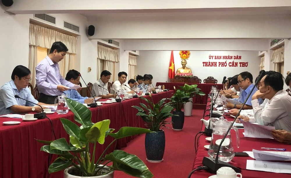 UBND TP Cần Thơ họp với các sở, ngành và quận, huyện ngày 1-6 để rà tiến độ Đề án thu phí theo Nghị quyết 45. Ảnh: NHẪN NAM