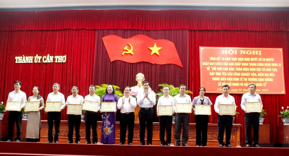11 tập thể được nhận bằng khen của Chủ tịch UBND TP Cần Thơ vì có thành tích xuất sắc trong việc thực hiện Nghị quyết 29. Ảnh: NHẪN NAM