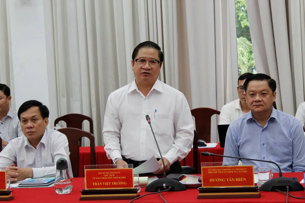 Chủ tịch UBND TP Cần Thơ Trần Việt Trường phát biểu tiếp thu kết luận của Bí thư Thành ủy. Ảnh: NHẪN NAM