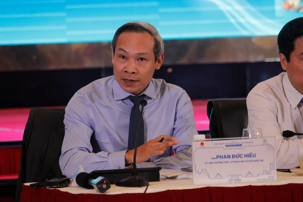 Ông Phan Đức Hiếu - Ủy viên thường trực Ủy ban Kinh tế của Quốc hội phát biểu tại Diễn đàn. Ảnh:NHẪN NAM