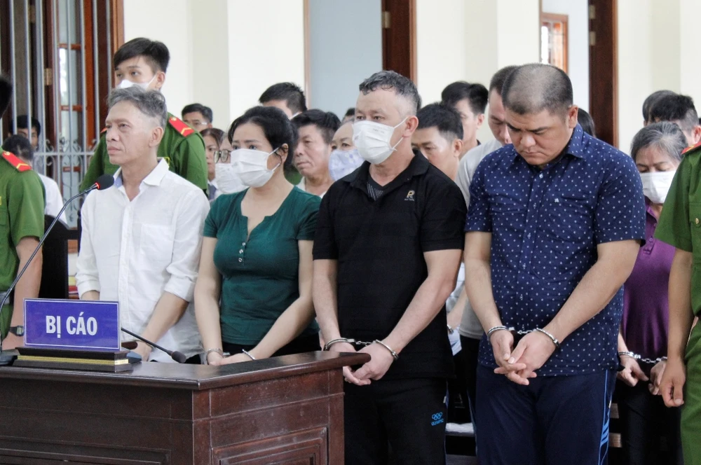 Các bị cáo ra tòa ngày 14-6. Ảnh: NHẪN NAM