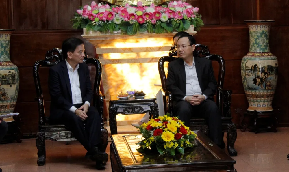 Bí thư Cần Thơ Nguyễn Văn Hiếu (bìa phải) trao đổi các nội dung liên quan KCN VSIP Vĩnh Thạnh với ông Kelvin Teo -Chủ tịch HĐQT VSIP Group chiều 14-6. Ảnh: NHẪN NAM