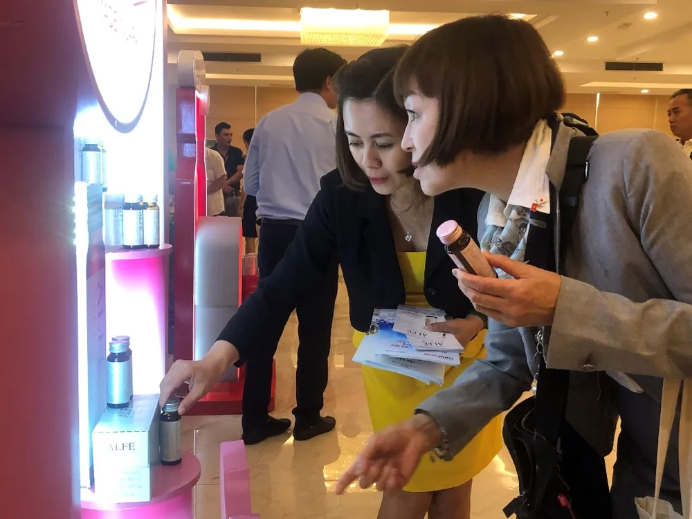 Đoàn doanh nghiệp Nhật tham quan gian hàng giới thiệu sản phẩm tại hội thảo. Ảnh: NHẪN NAM Đoàn doanh nghiệp Nhật tham quan gian hàng giới thiệu sản phẩm tại hội thảo. Ảnh: NHẪN NAM