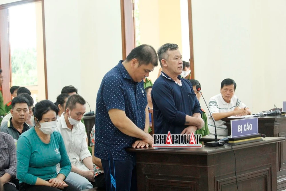 Hai bị cáo Nguyễn Ánh Kiệt (trái), Trần Minh Trung trả lời tại tòa. Ảnh: NHẪN NAM