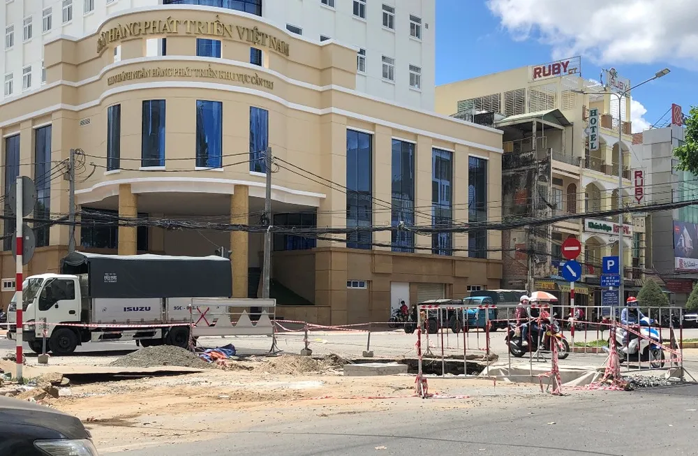 Một tuyến đường thi công đặt cống nằm trong gói cải tạo 32 tuyến ở quận Ninh Kiều. Ảnh: NHẪN NAM