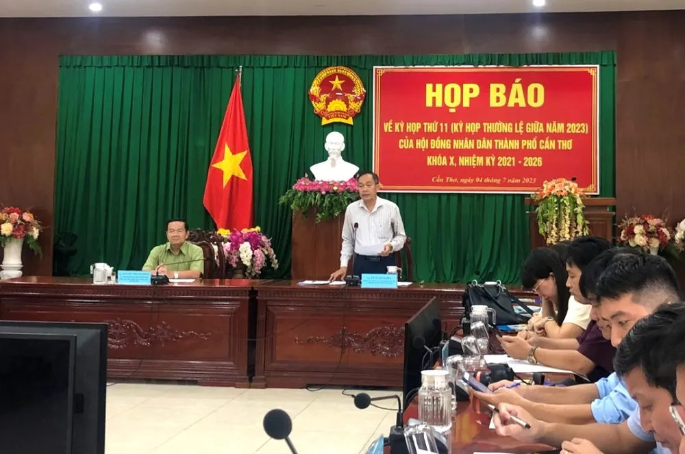 Ông Tô Tuấn Nghĩa, Chánh Văn phòng Đoàn ĐBQH và HĐND TP Cần Thơ, thông tin nội dung Kỳ họp thứ 11. Ảnh: NHẪN NAM