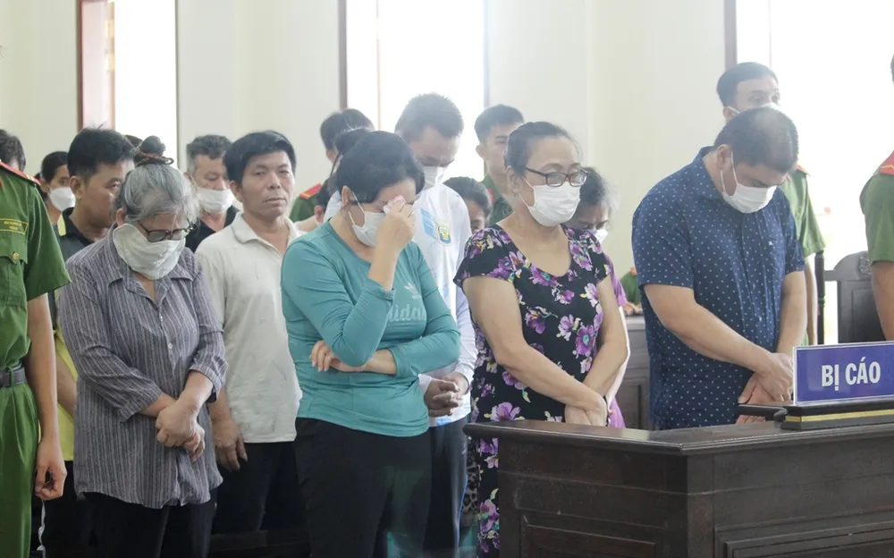 Các bị cáo nghe tòa tuyên án chiều 5-7. Ảnh: NHẪN NAM