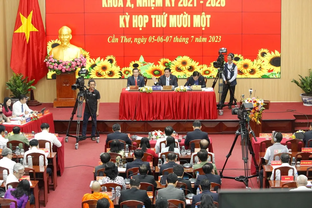 Quang cảnh phiên chất vấn tại kỳ họp HĐND TP Cần Thơ. Ảnh: NHẪN NAM