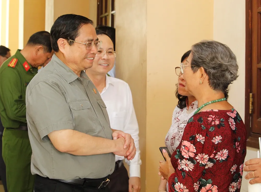 Thủ tướng trò chuyện với cử tri Cần Thơ trong giờ giải lao. Ảnh: NHẪN NAM Thủ tướng trò chuyện với cử tri Cần Thơ trong giờ giải lao. Ảnh: NHẪN NAM