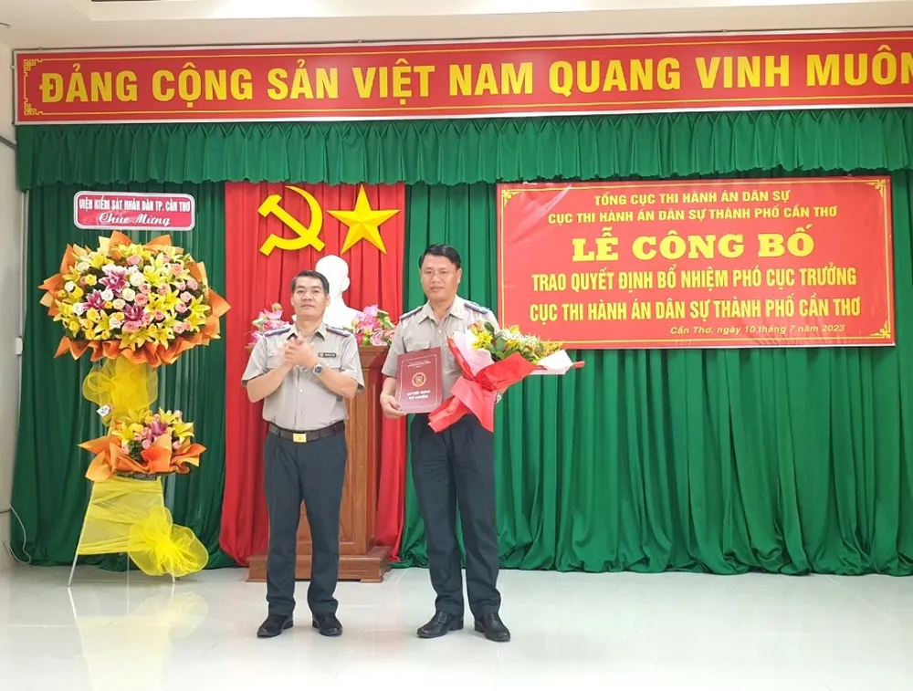 Tân Phó Cục trưởng Cục THADS TP Cần Thơ Phạm Bá Thành nhận quyết định bổ nhiệm ngày 10-7. Ảnh: CTV Tân Phó Cục trưởng Cục THADS TP Cần Thơ Phạm Bá Thành nhận quyết định bổ nhiệm ngày 10-7. Ảnh: CTV