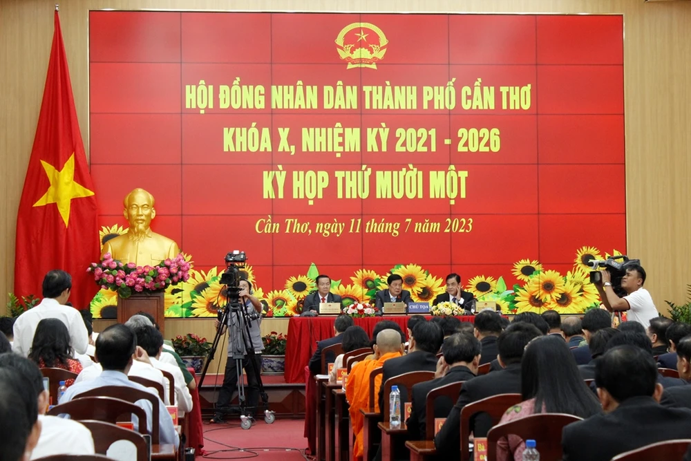 Đại diện Sở KH&ĐT giải thích một số vấn đề đại biểu HĐND TP nêu ra trong dự thảo nghị quyết về Quy hoạch TP Cần thơ tại kỳ họp. Ảnh: NHẪN NAM Đại diện Sở KH&ĐT giải thích một số vấn đề đại biểu HĐND TP nêu ra trong dự thảo nghị quyết về Quy hoạch TP Cần thơ tại kỳ họp. Ảnh: NHẪN NAM