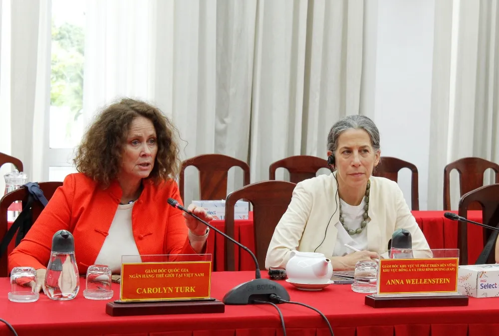 Bà Carolyn Turk – Giám đốc quốc gia WB tại Việt Nam cùng đoàn công tác làm việc với UBND TP Cần Thơ chiều 14-7. Ảnh: NHẪN NAM